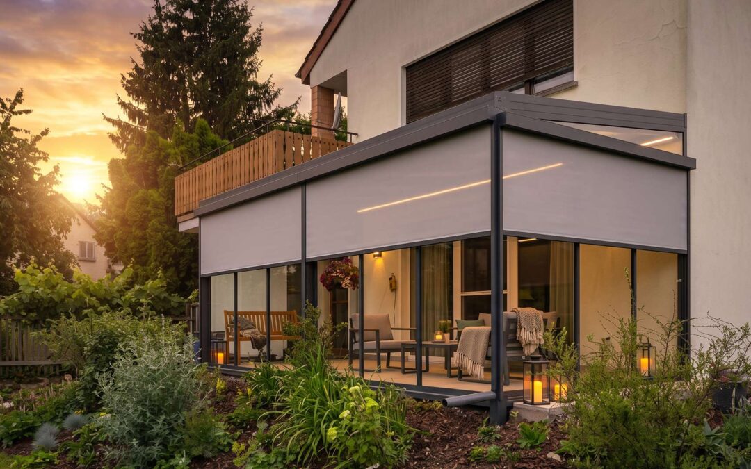 Exklusive Terrassenüberdachung mit Senkrechtmarkisen in Mühlhausen